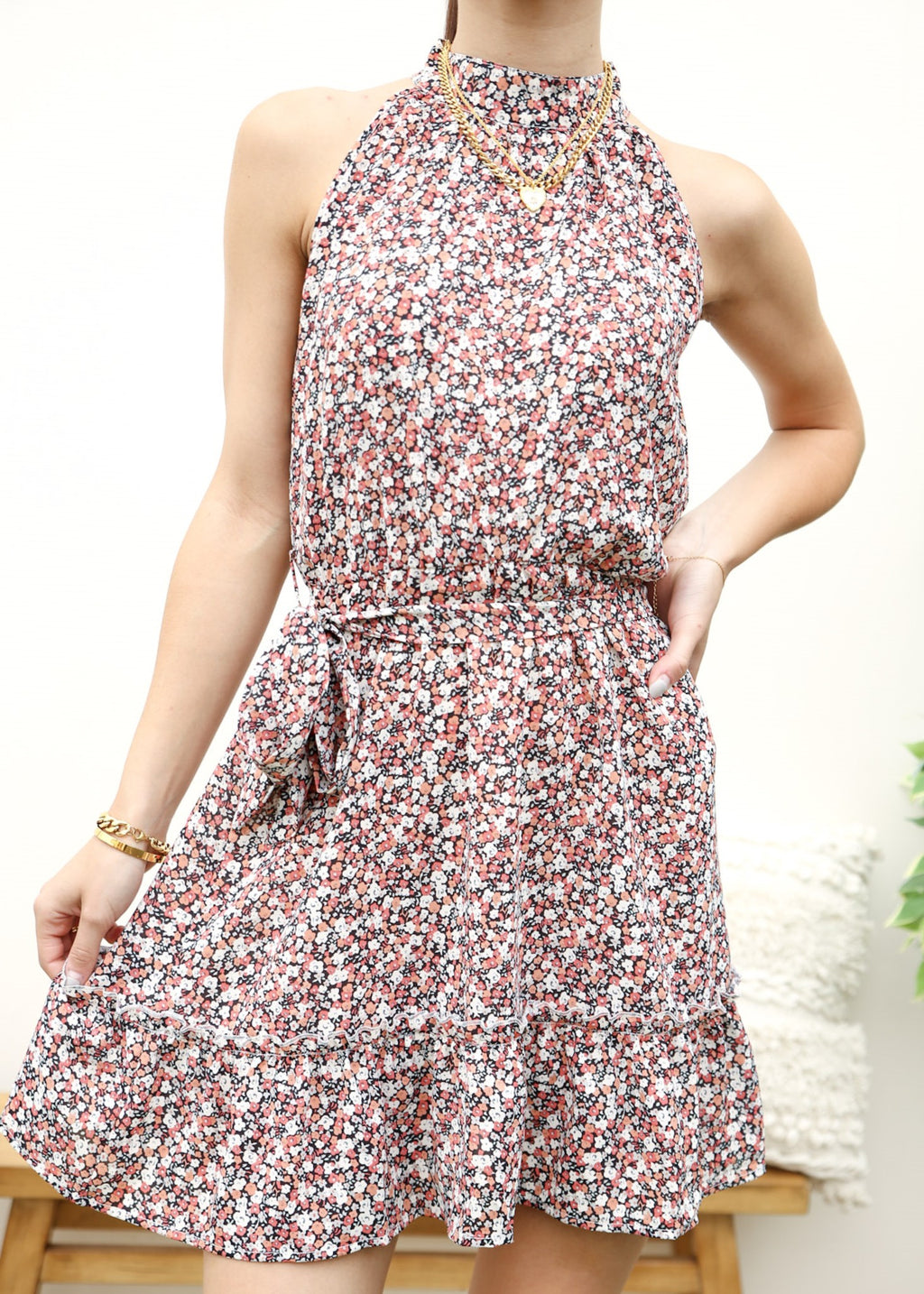 Vestido con escote en forma de cerradura y estampado floral 