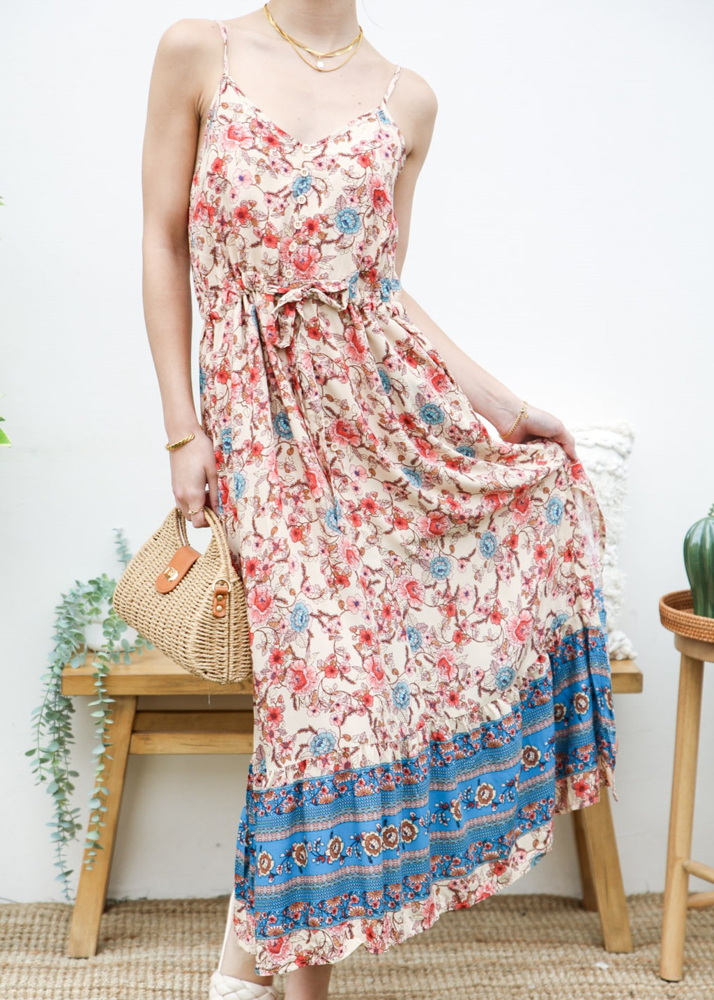 Vestido bohemio con flores y escote en V 