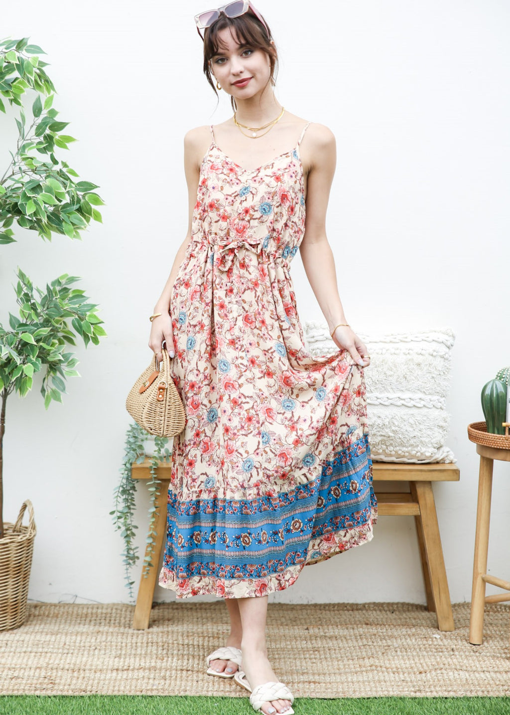 Vestido bohemio con flores y escote en V 