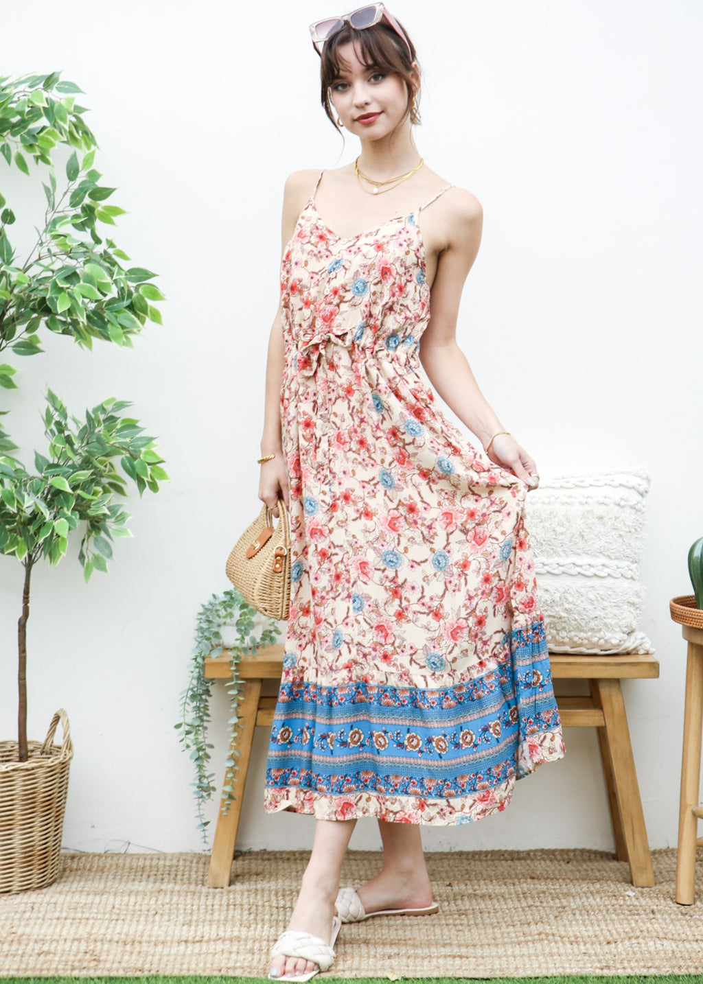 Vestido bohemio con flores y escote en V 