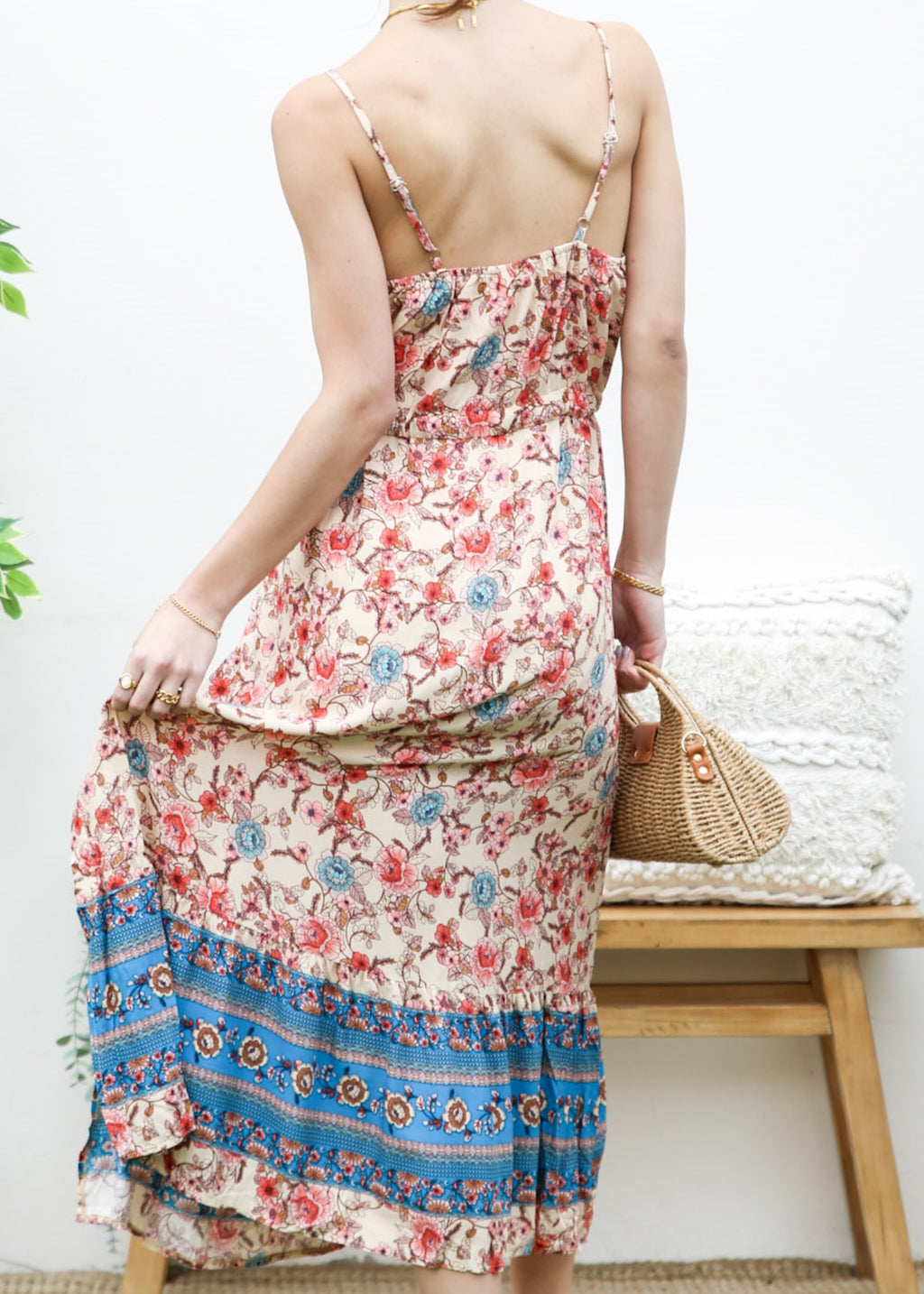 Vestido bohemio con flores y escote en V 