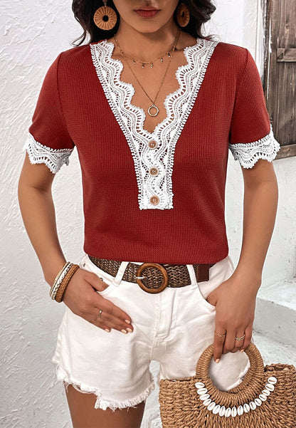 Camisa texturizada con ribete de encaje festoneado