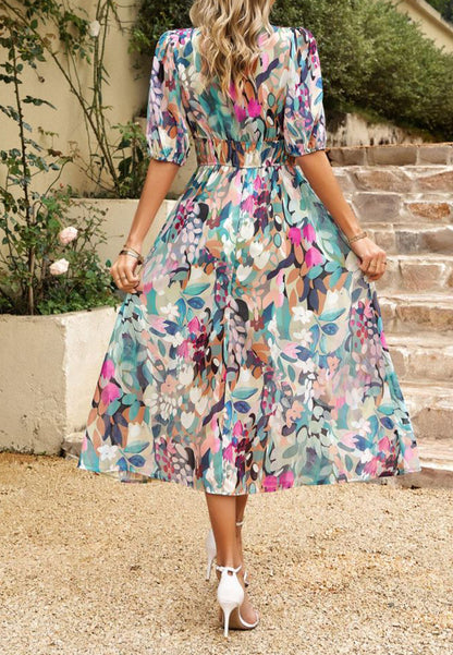 Vestido abullonado estampado con escote pronunciado