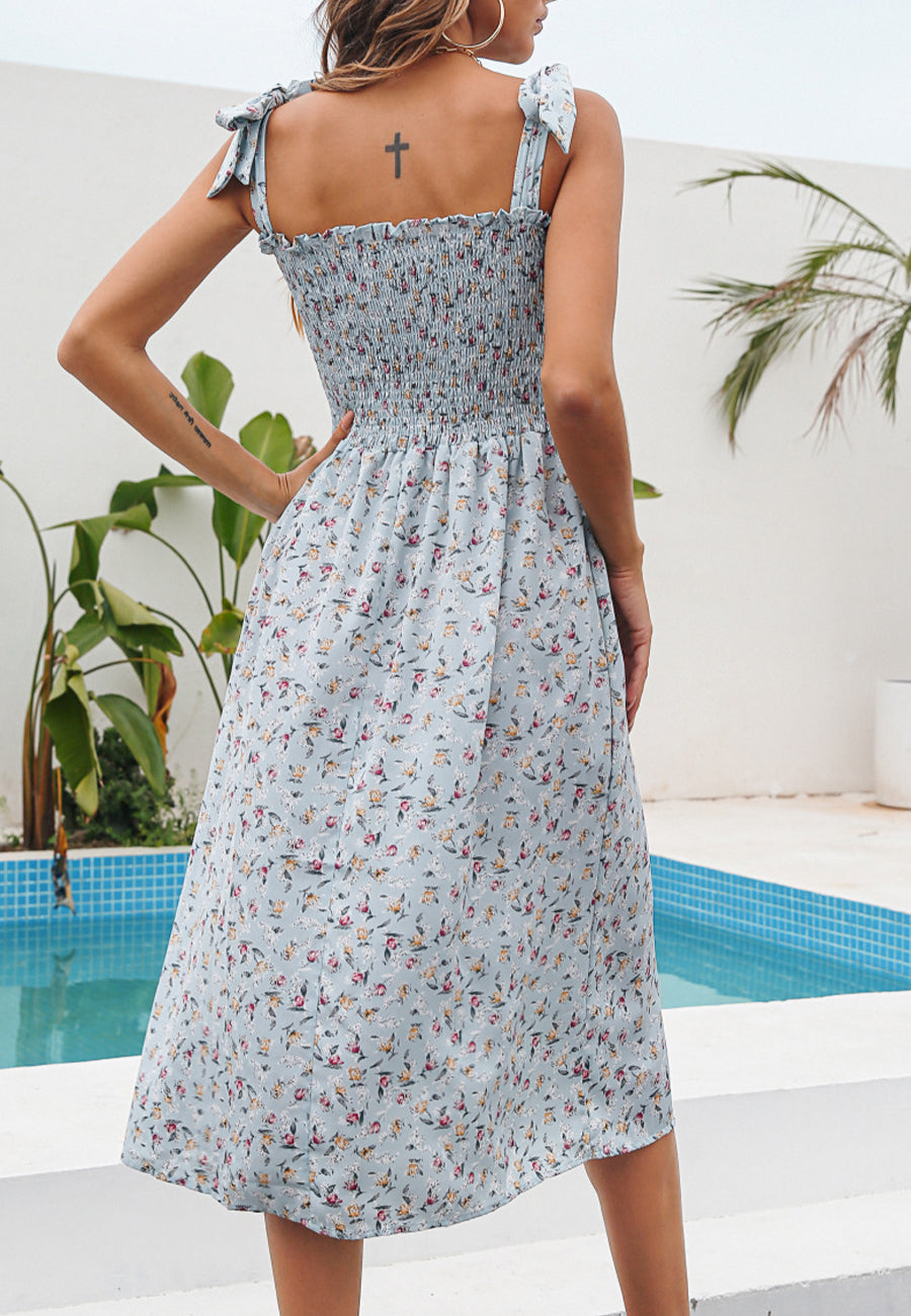 Vestido de verano con cuello recto y lazo en los hombros