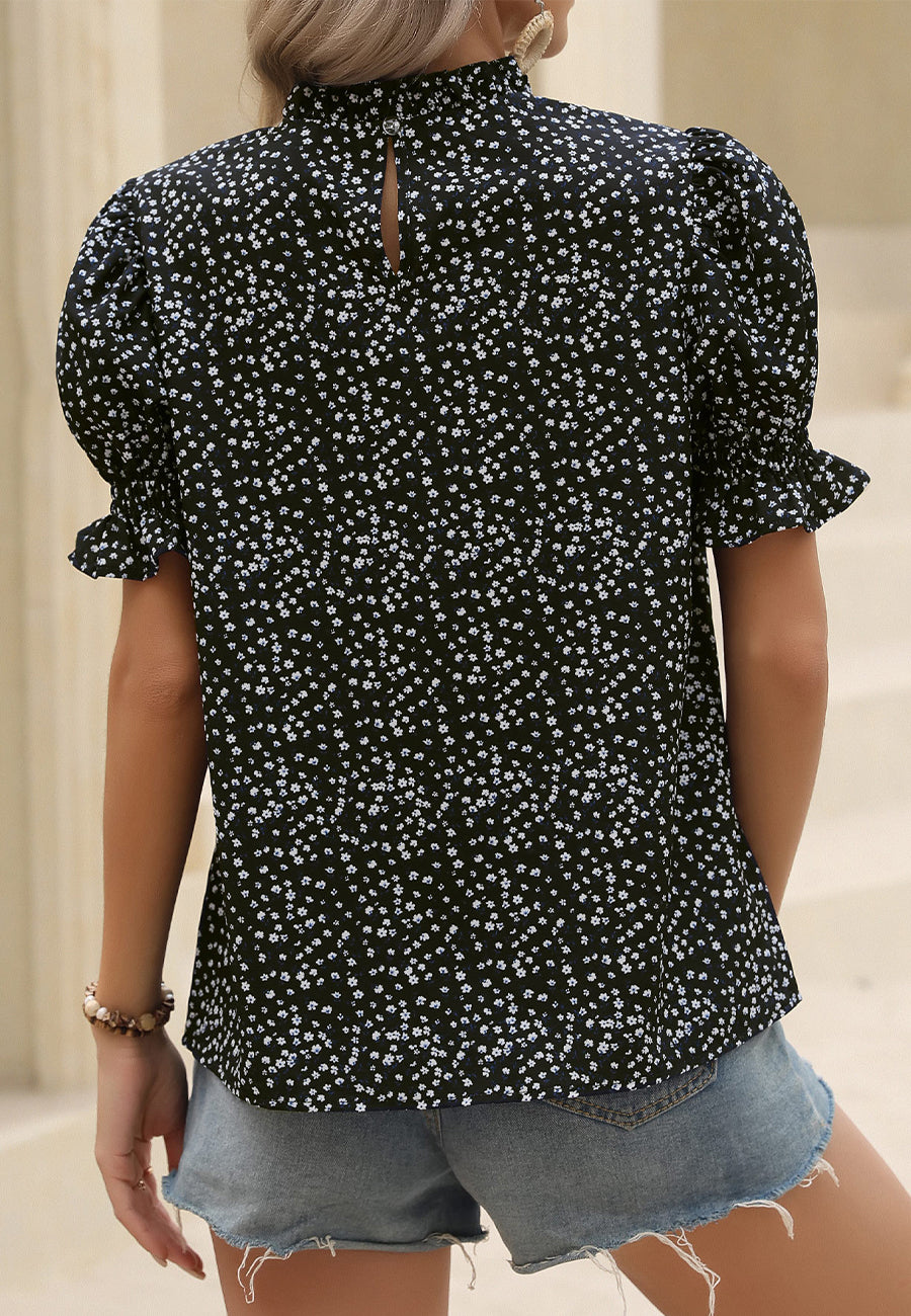 Blusa con escote con volantes y abertura en la espalda