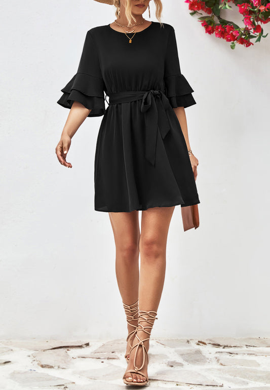 Vestido con mangas hasta el codo y capas