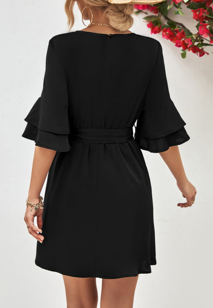 Vestido con mangas hasta el codo y capas