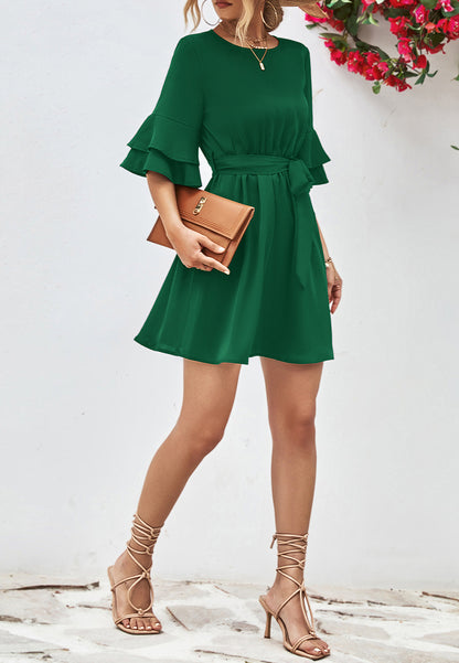 Vestido con mangas hasta el codo y capas