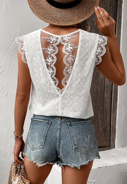 Parte superior con ojales y ribete de encaje festoneado