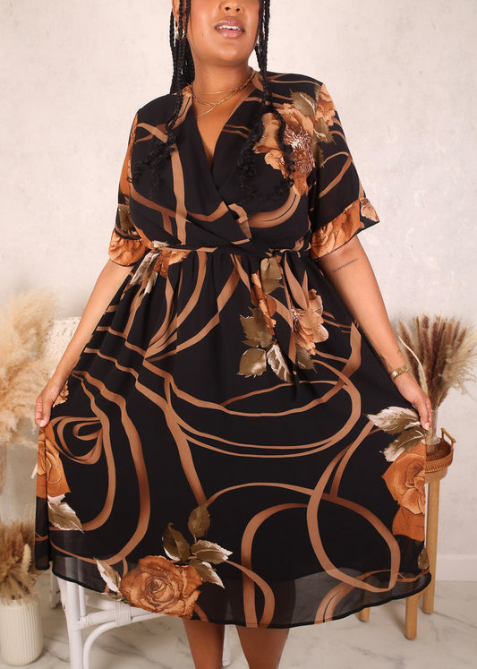Vestido negro con estampado floral dorado en contraste y talla grande