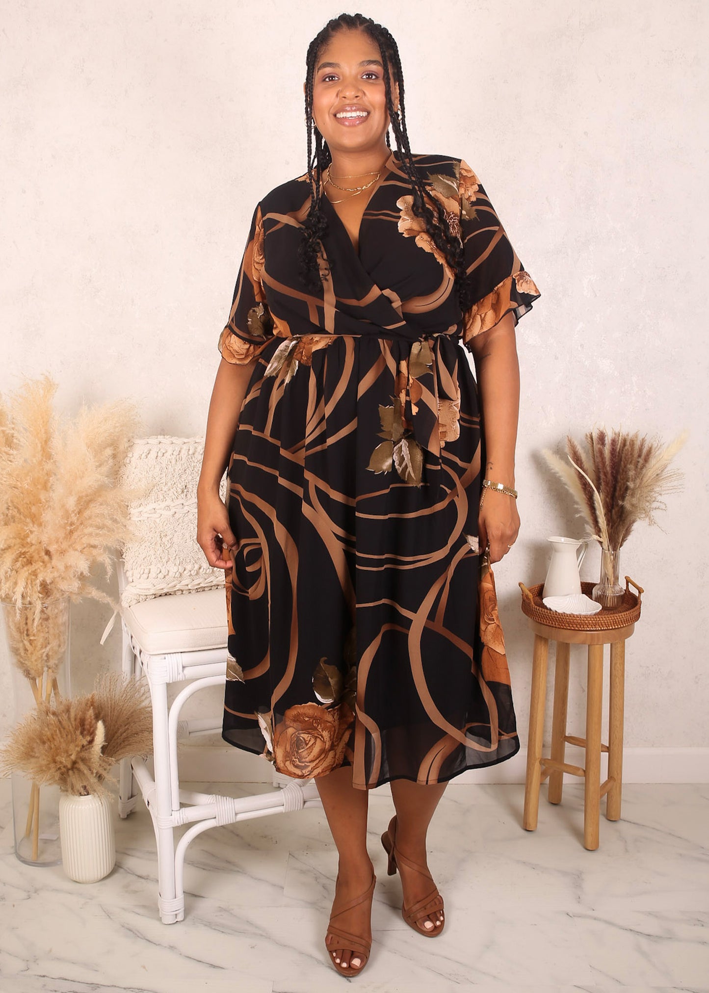 Vestido negro con estampado floral dorado en contraste y talla grande