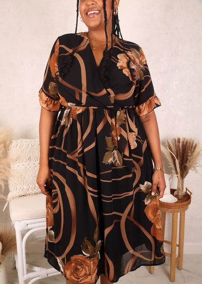 Vestido negro con estampado floral dorado en contraste y talla grande