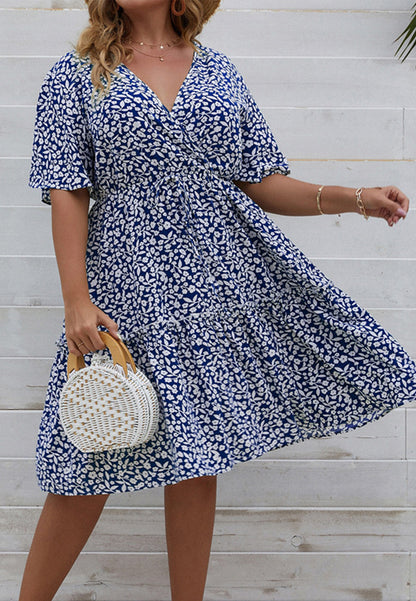 Vestido de cuello cruzado con estampado floral de talla grande