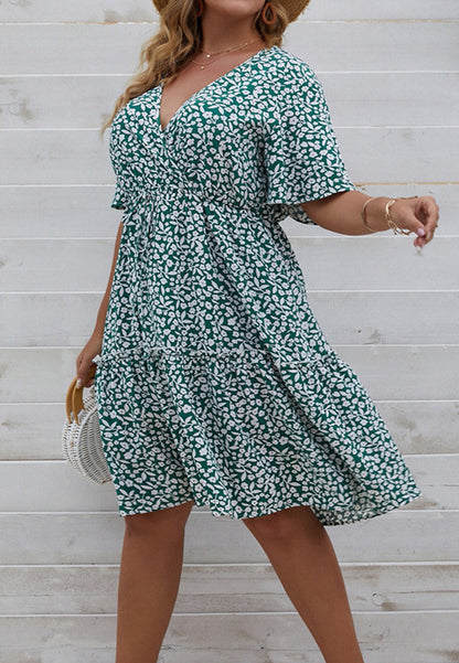 Vestido de cuello cruzado con estampado floral de talla grande