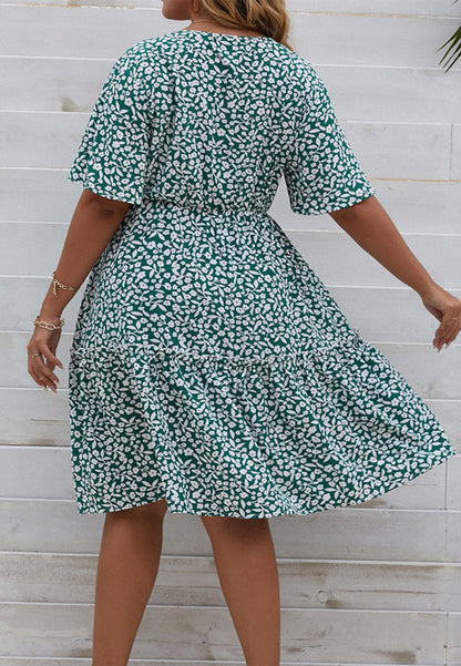 Vestido de cuello cruzado con estampado floral de talla grande