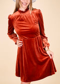Vestido de terciopelo con cuello con volantes