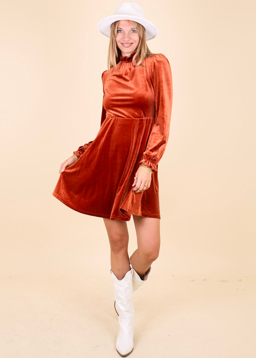 Vestido de terciopelo con cuello con volantes