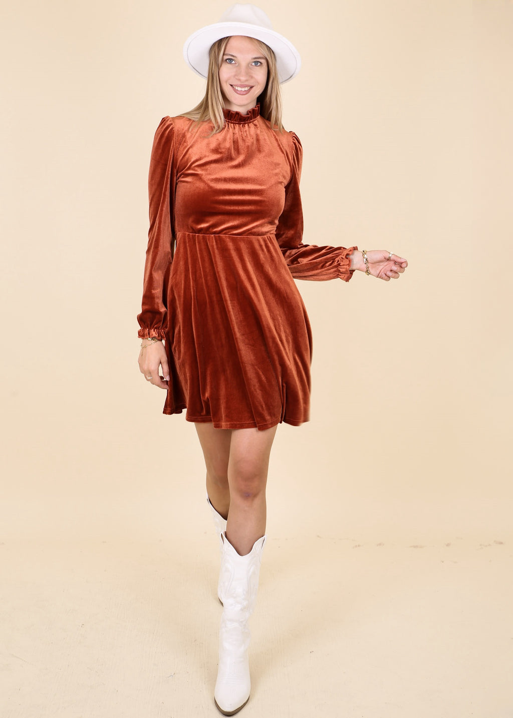 Vestido de terciopelo con cuello con volantes