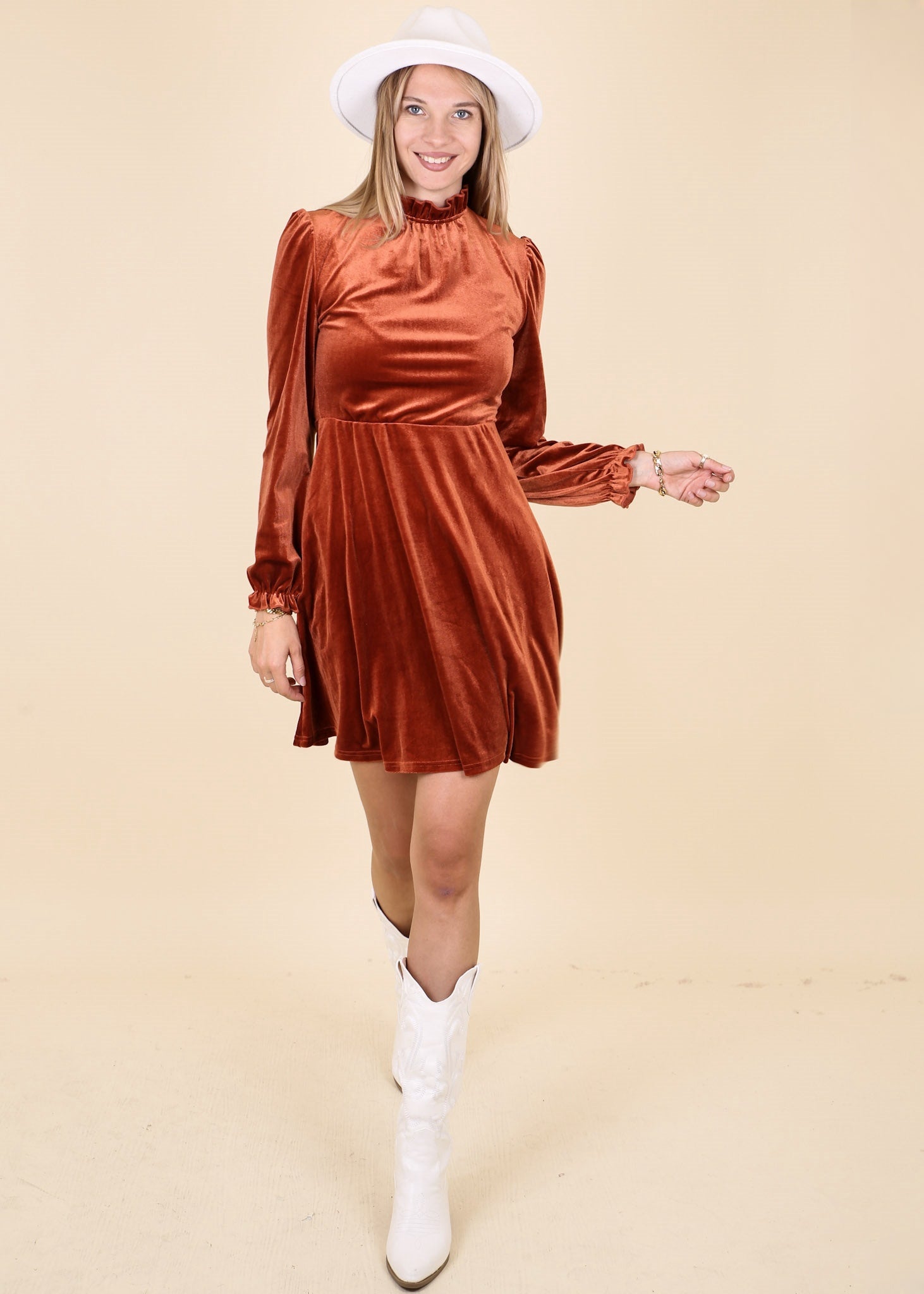 Vestido de terciopelo con cuello con volantes