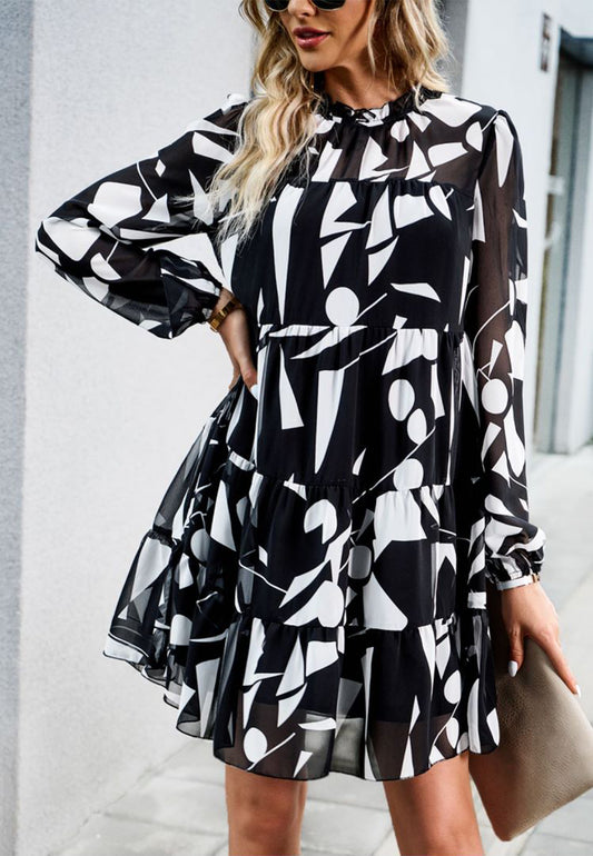 Vestido de manga larga con capas y estampado abstracto