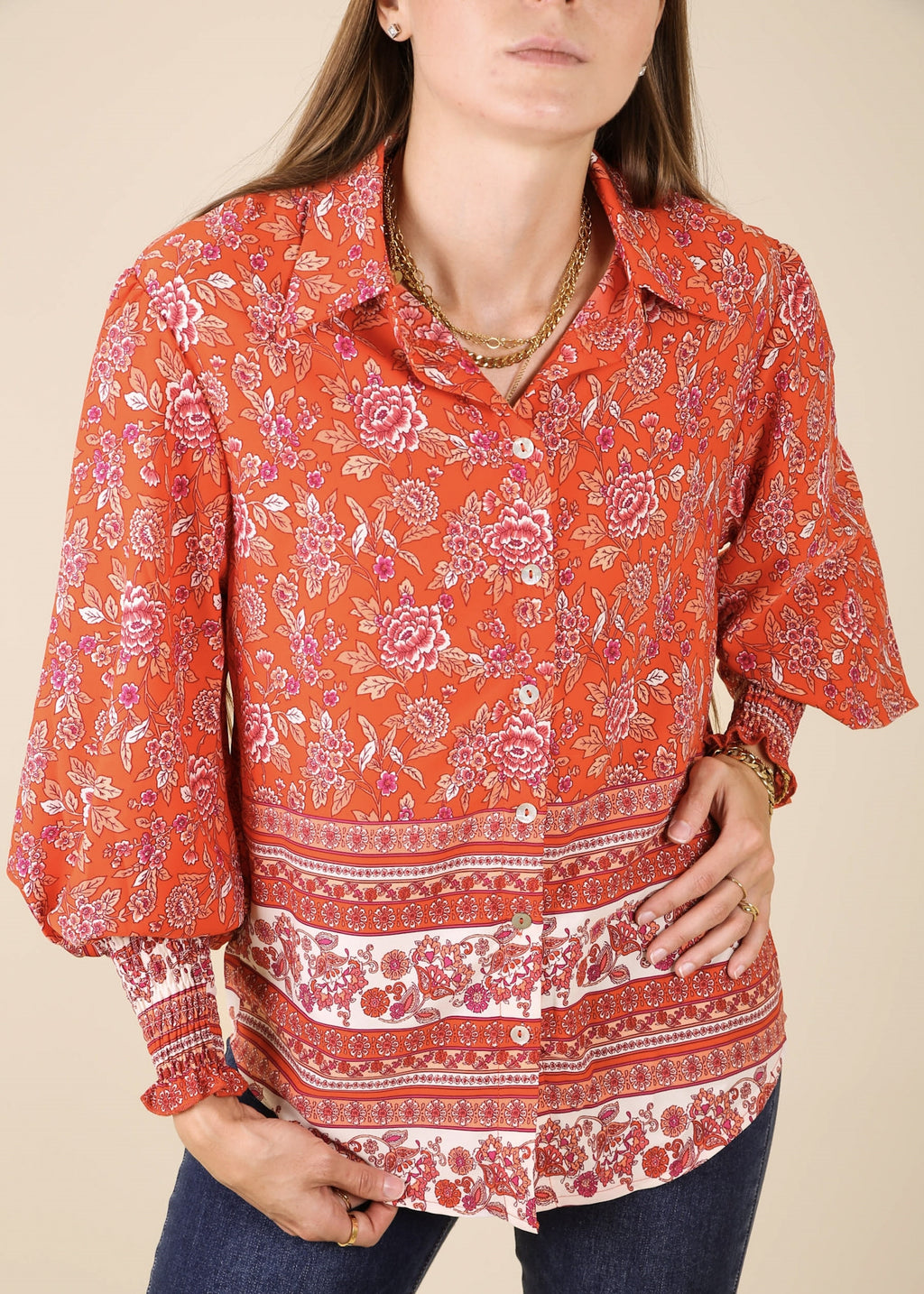 Camisa con cuello y estampado floral oriental