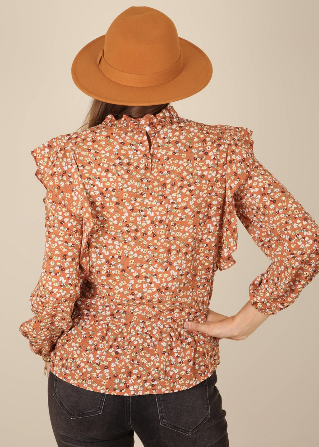 Blusa con estampado floral y detalle de volantes por todas partes