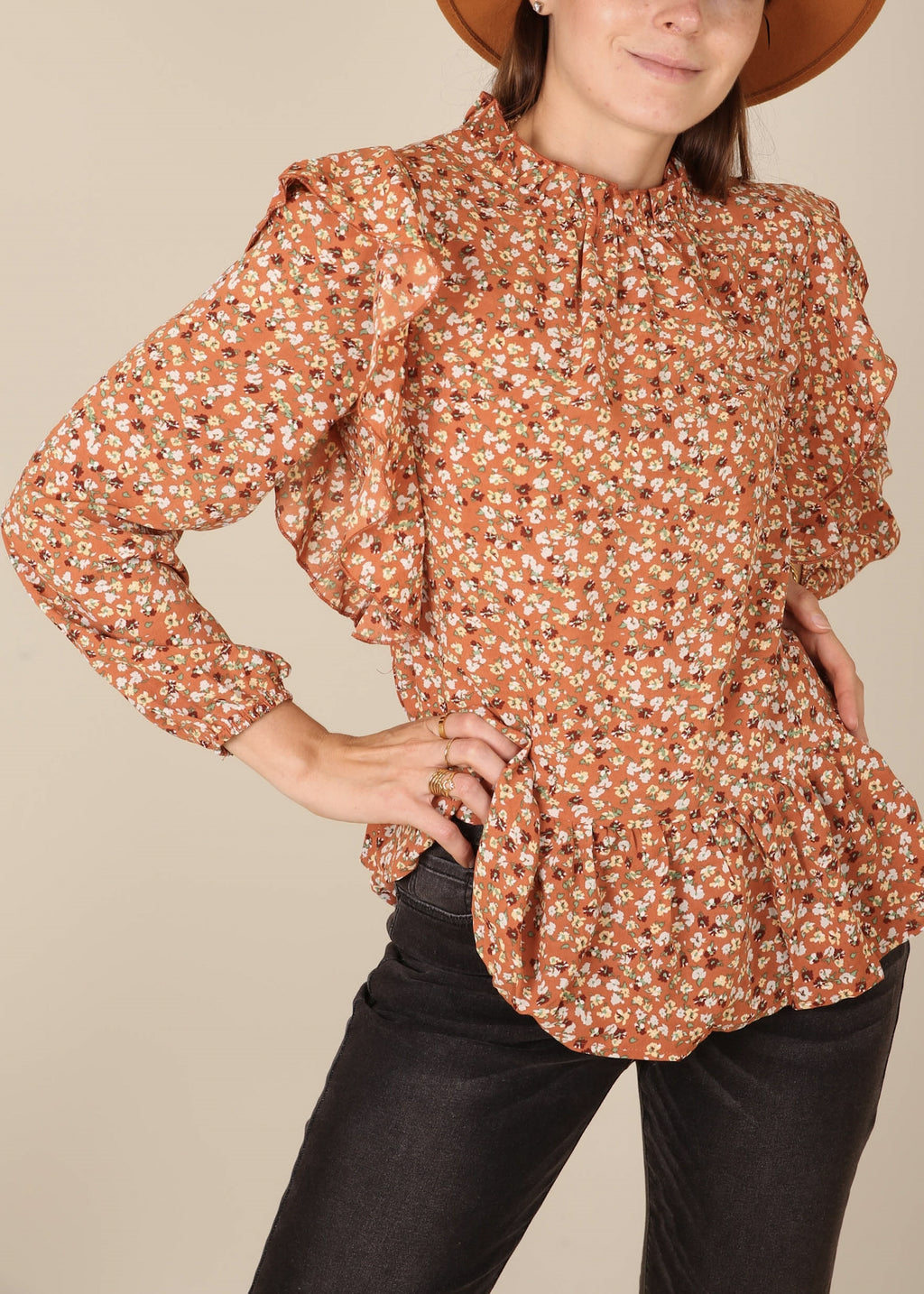 Blusa con estampado floral y detalle de volantes por todas partes