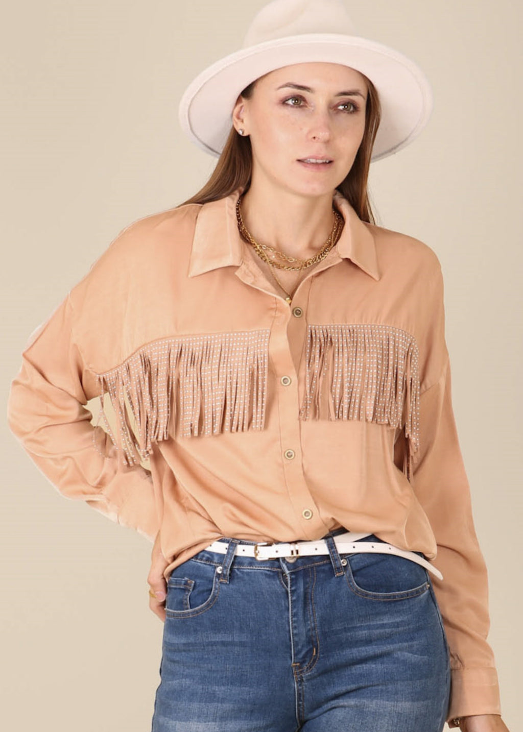 Camisa con detalle de flecos y lunares