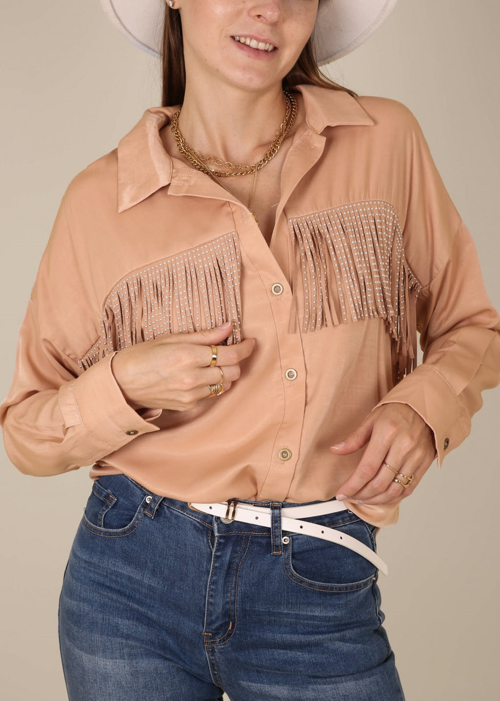 Camisa con detalle de flecos y lunares