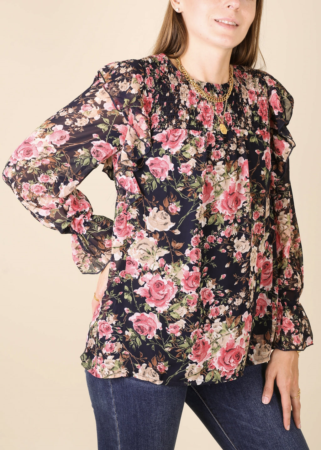 Blusa con detalle fruncido y volantes en los hombros