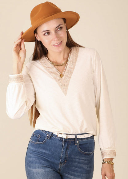 Suéter de cuello en V con detalle de crochet