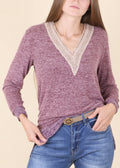 Suéter de crochet de dos tonos con cuello en V