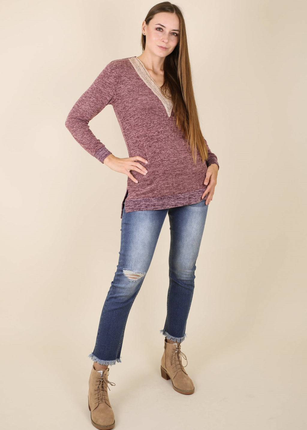 Suéter de crochet de dos tonos con cuello en V