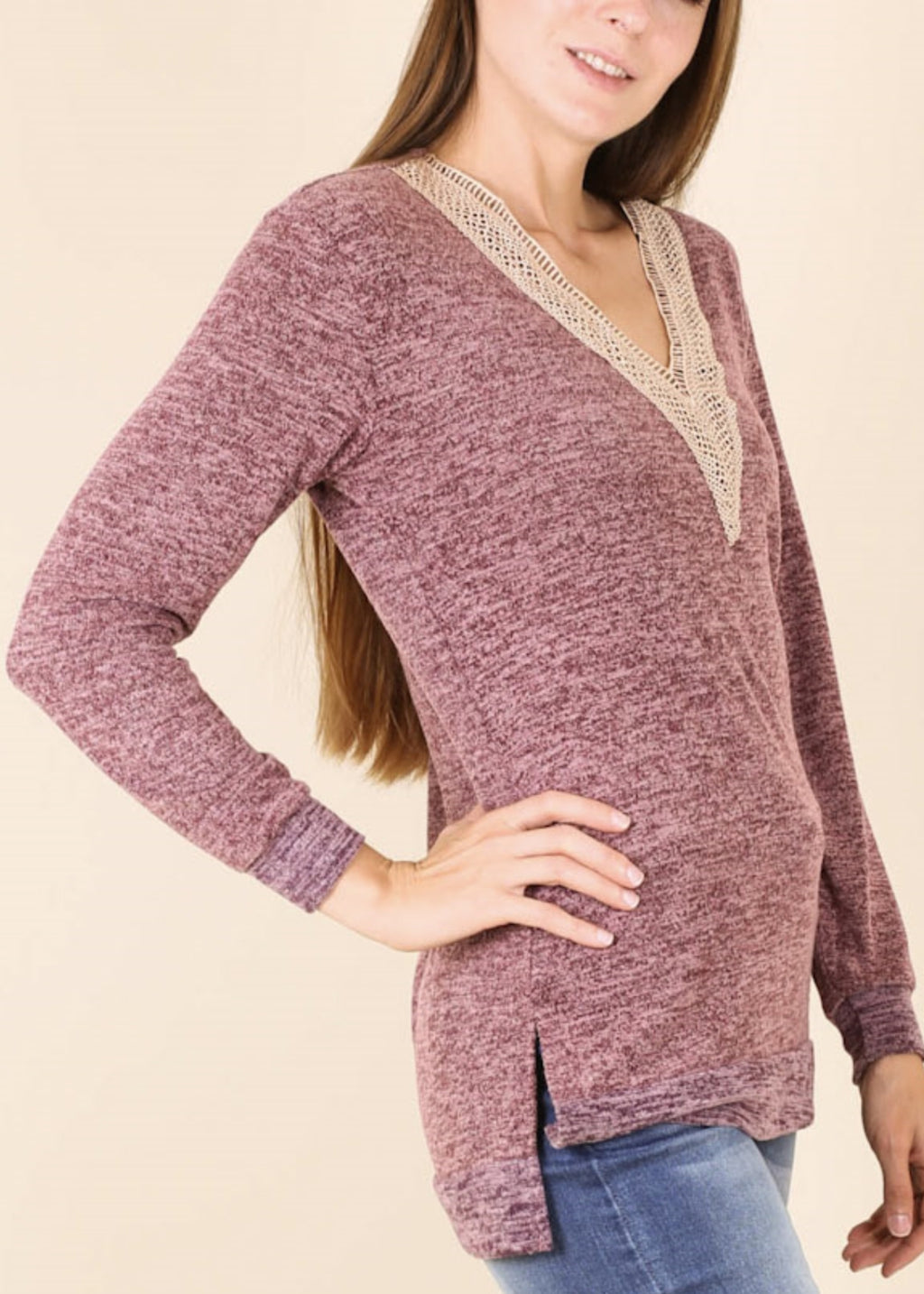 Suéter de crochet de dos tonos con cuello en V