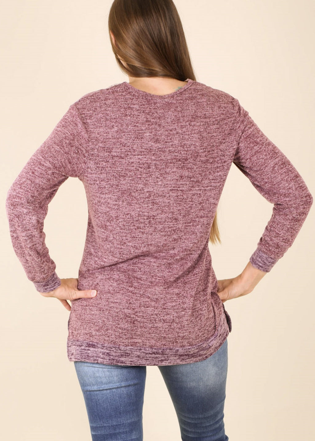 Suéter de crochet de dos tonos con cuello en V