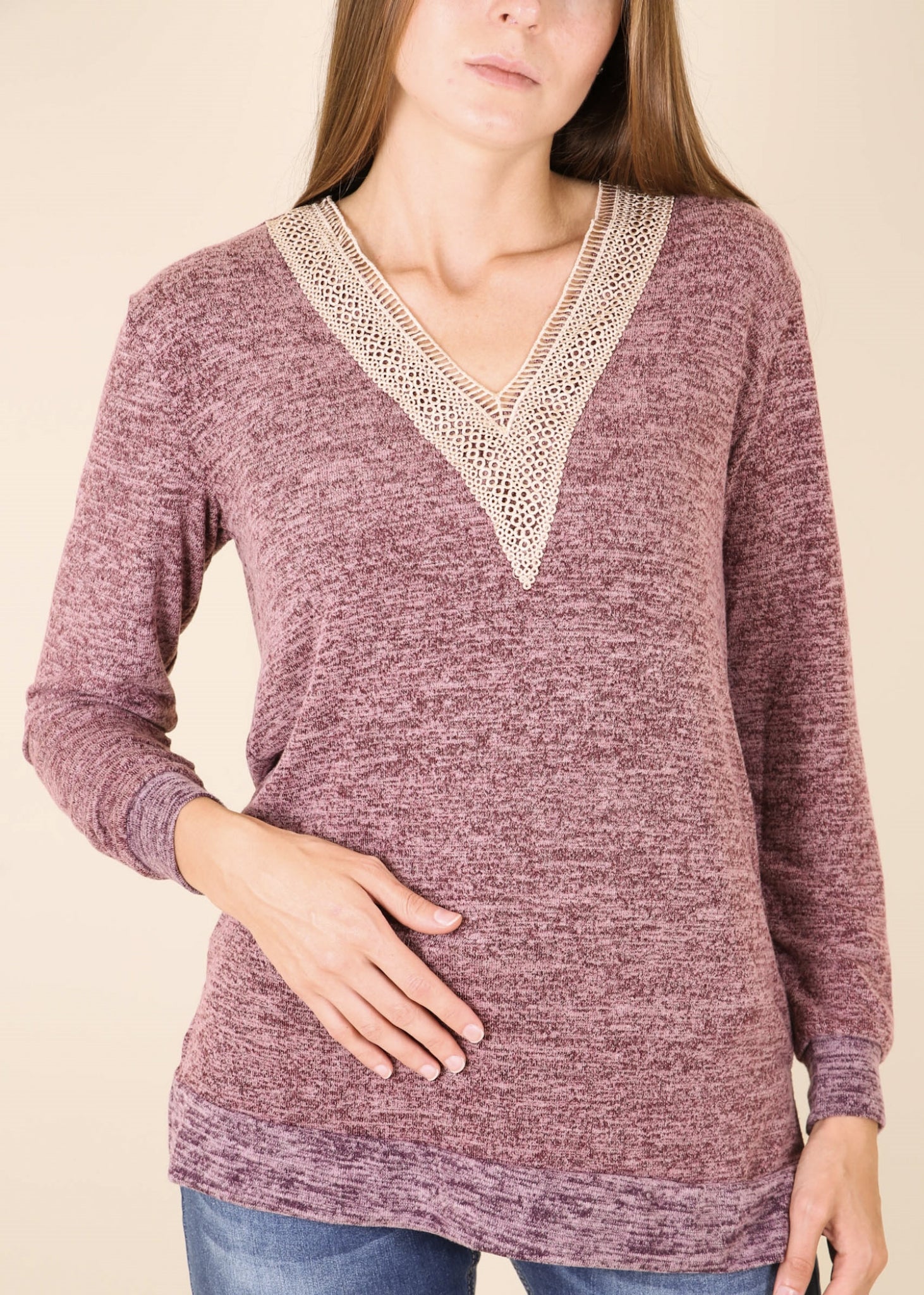 Suéter de crochet de dos tonos con cuello en V