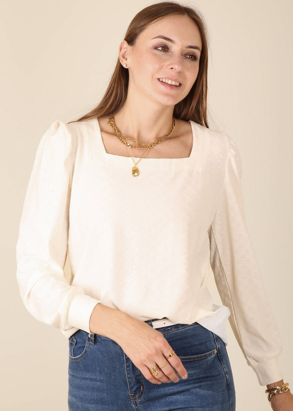 Blusa plisada con escote cuadrado y hombros descubiertos
