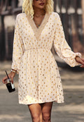 Vestido con detalle de crochet y estampado de lunares