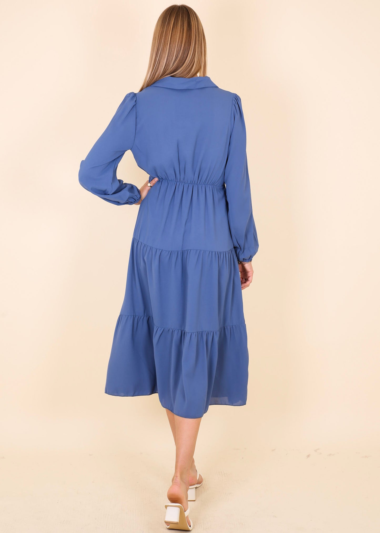 Vestido con botones en la parte delantera y cuello escalonado