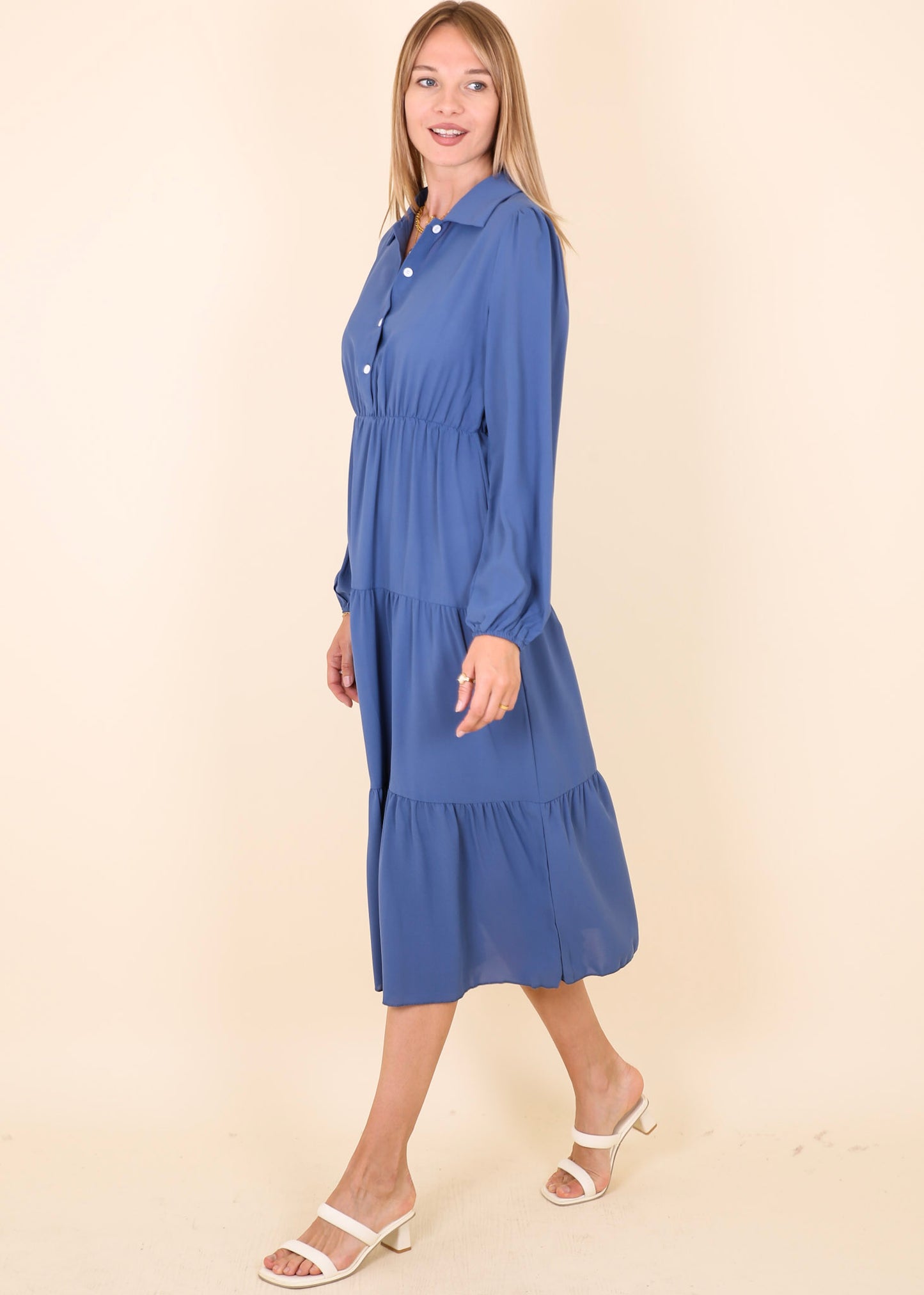 Vestido con botones en la parte delantera y cuello escalonado