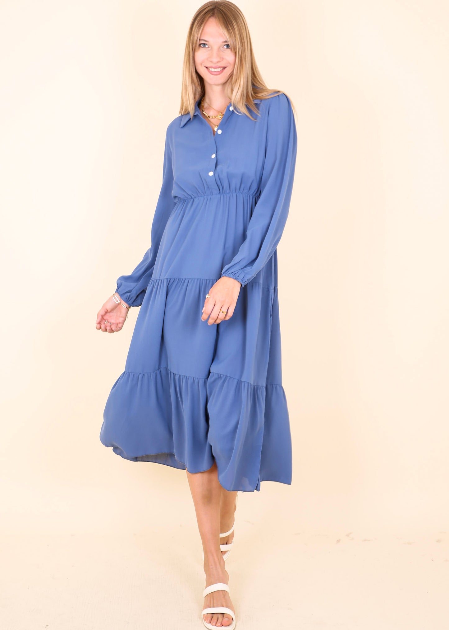 Vestido con botones en la parte delantera y cuello escalonado