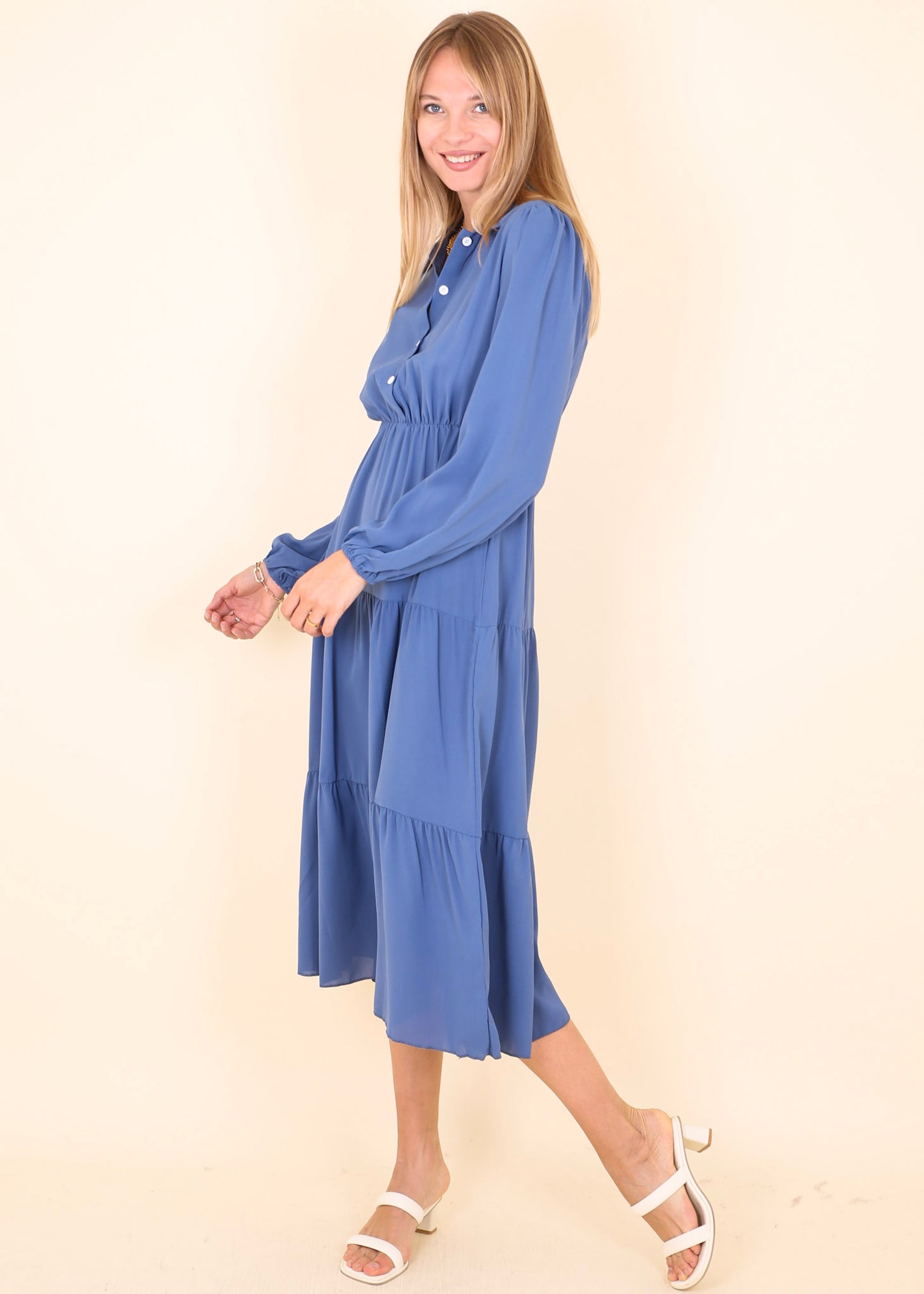 Vestido con botones en la parte delantera y cuello escalonado