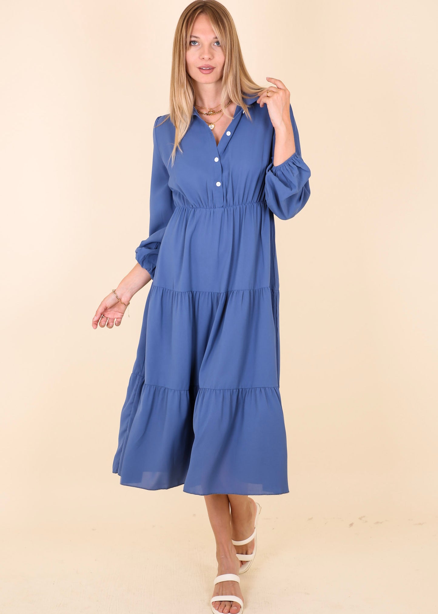 Vestido con botones en la parte delantera y cuello escalonado