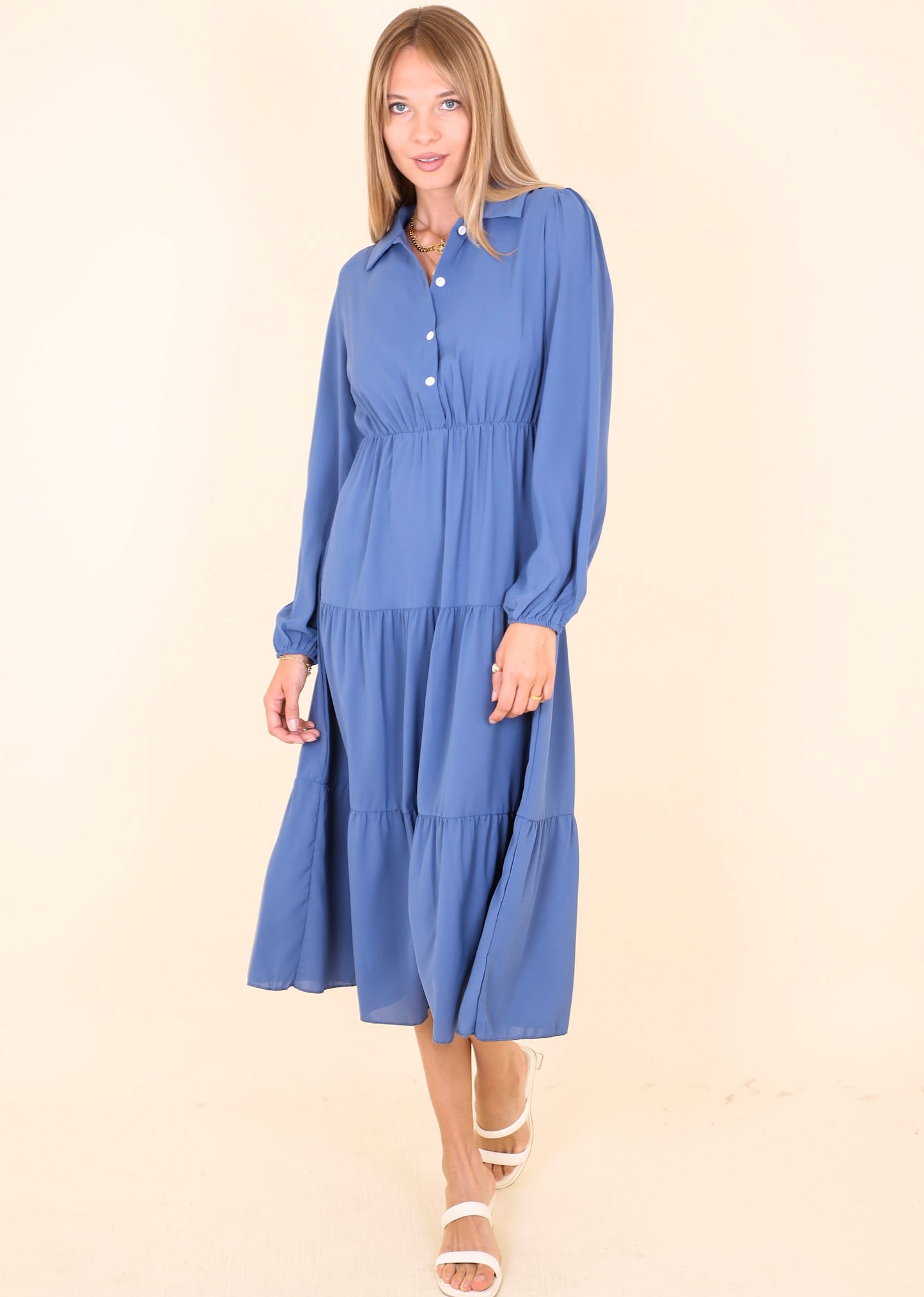 Vestido con botones en la parte delantera y cuello escalonado