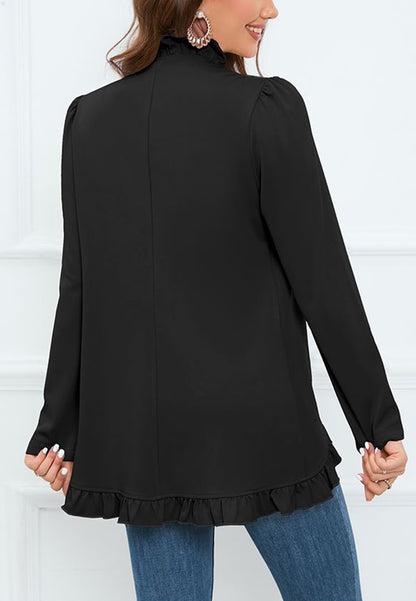 Abrigo con botones en contraste y ribete de volantes