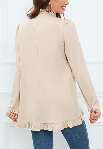 Abrigo con botones en contraste y ribete de volantes