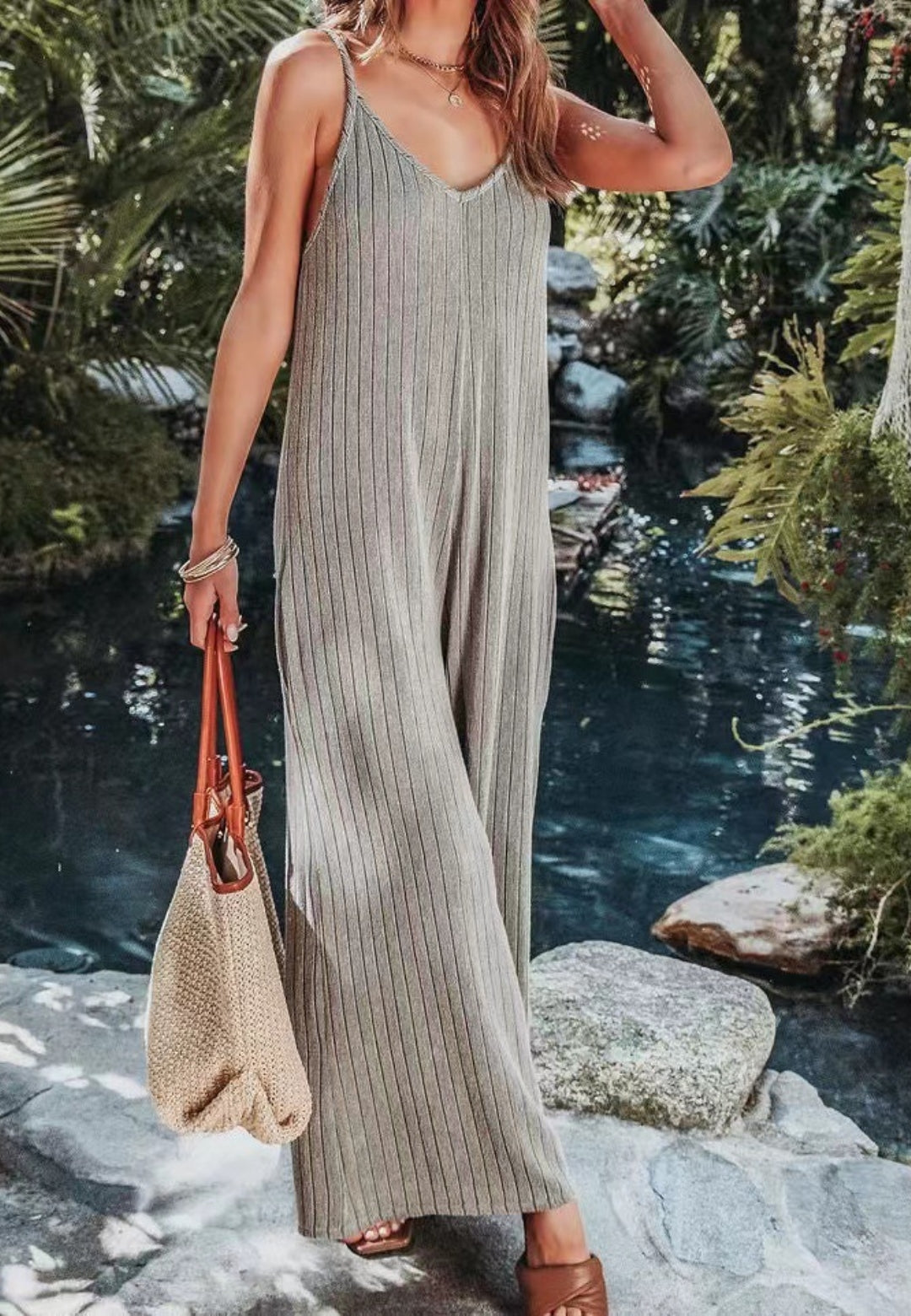 Vestido tipo mono con tirantes y estampado de rayas