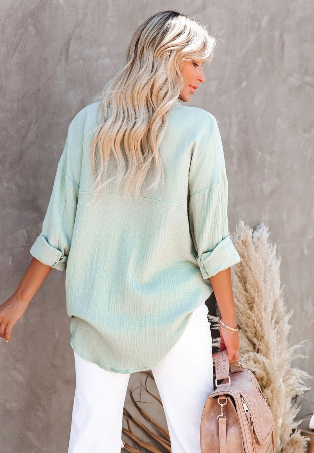 Blusa con botones y cuello en la parte delantera