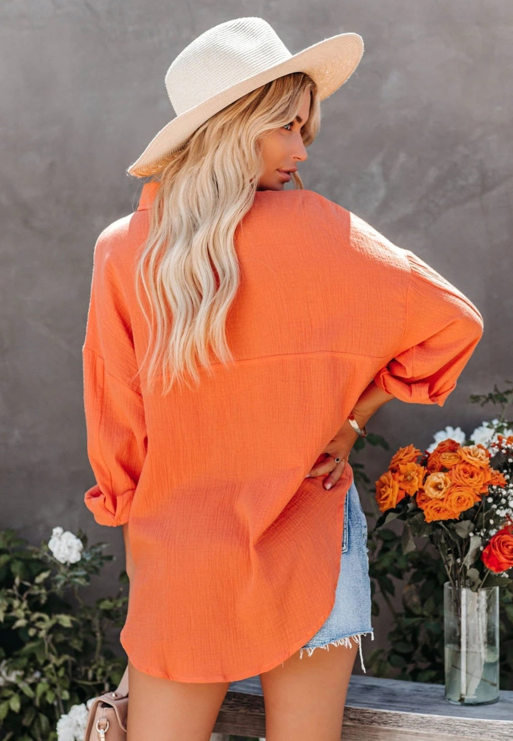 Blusa con botones y cuello en la parte delantera