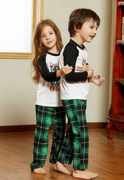 Conjunto de camiseta de béisbol y pantalón a cuadros